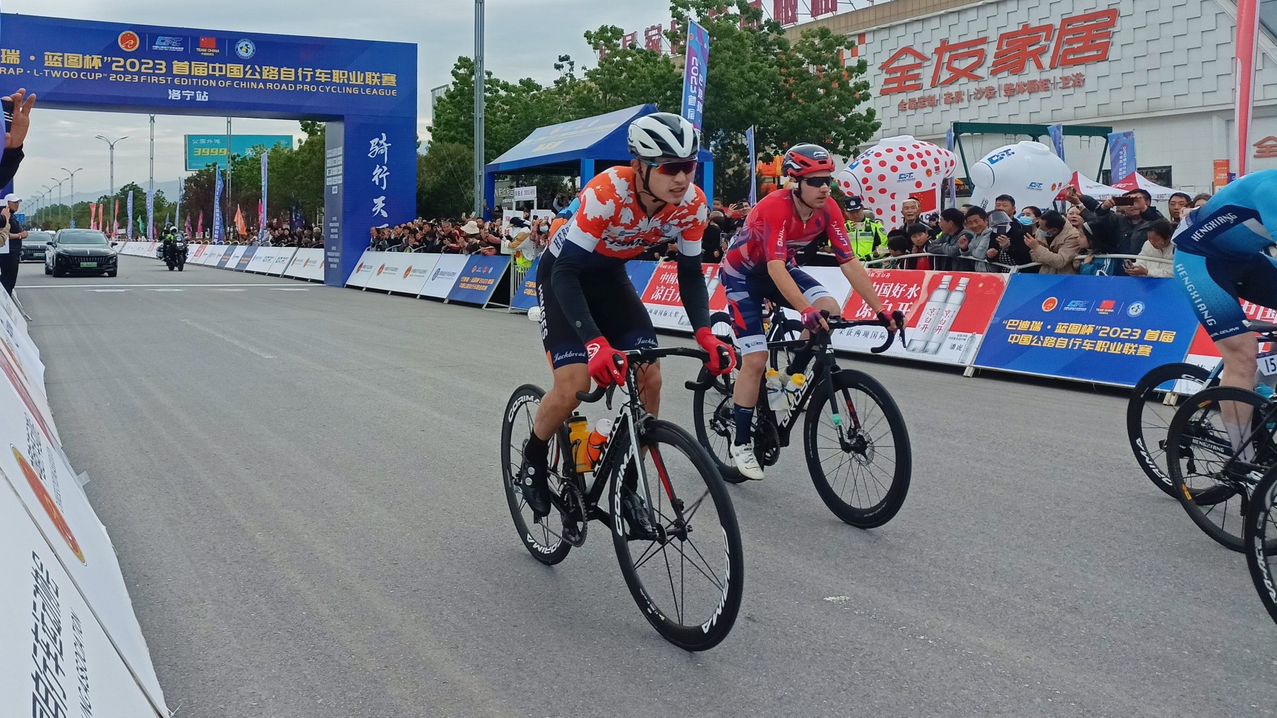 洛阳洛宁127名运动员骑聚中国公路自行车职业联赛开赛