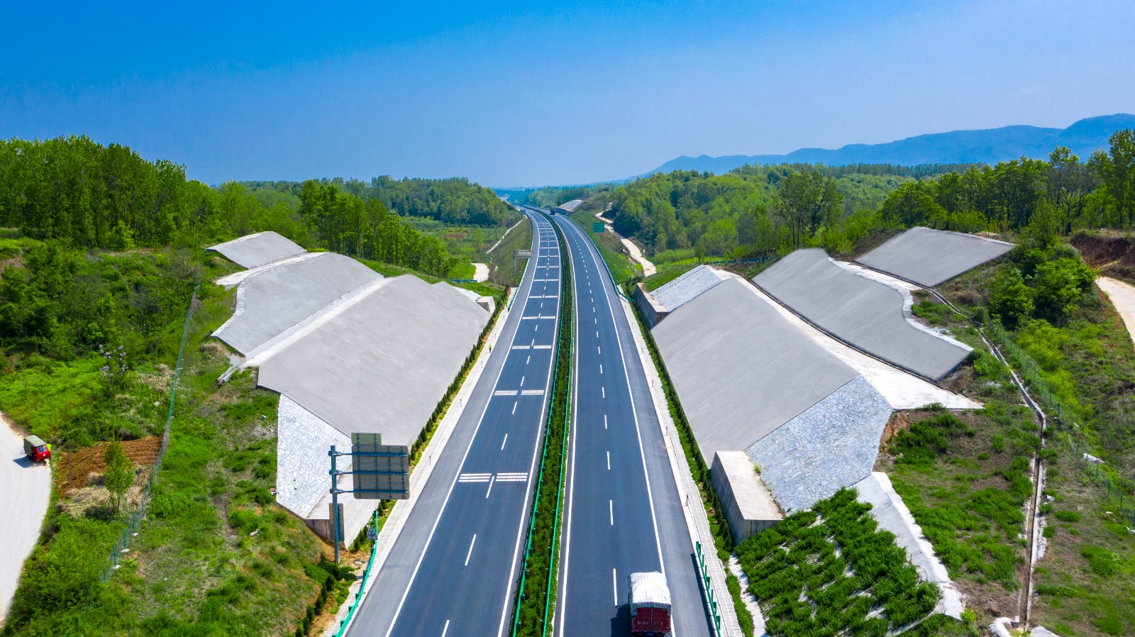 加固膨胀土路堑高边坡而在宛龙公司院区周南高速公路科技示范展厅内