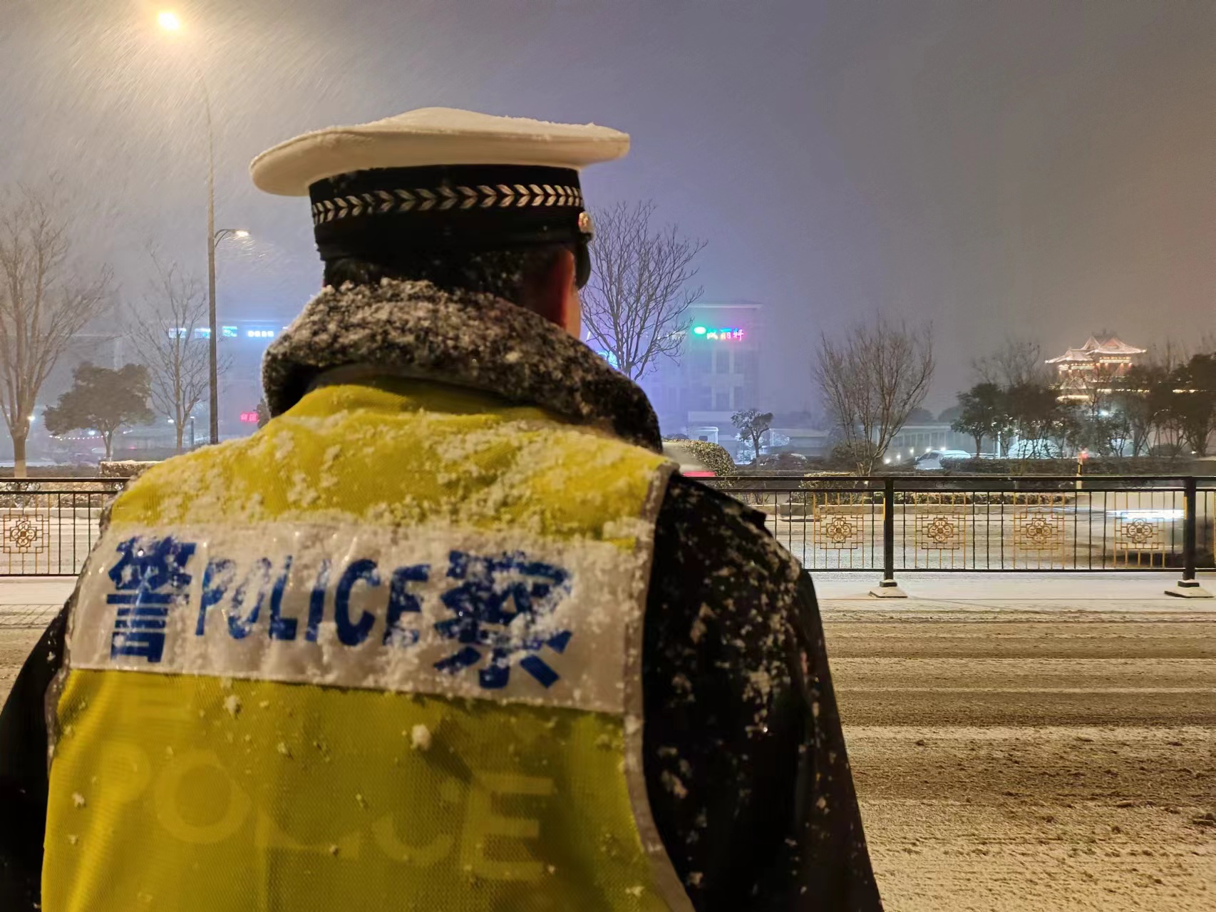 冷的雪暖的城丨出动警力1.3万余人次 河南交警发布雨雪天气出行安全提醒
