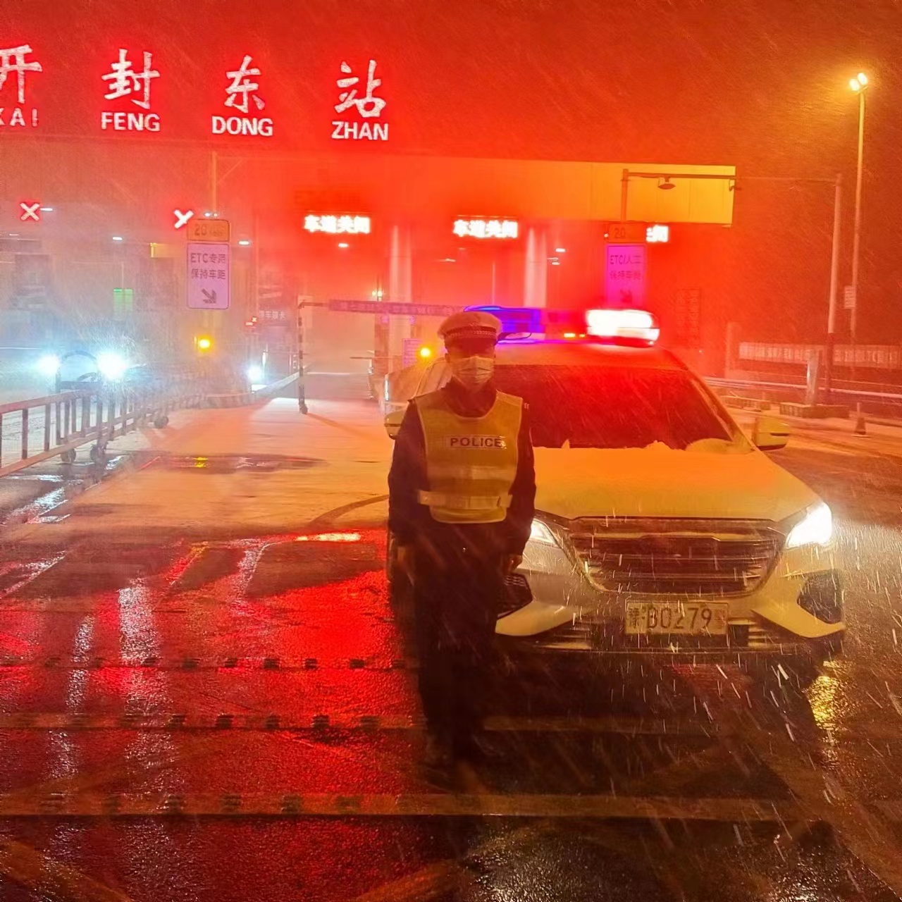 冷的雪暖的城丨出动警力1.3万余人次 河南交警发布雨雪天气出行安全提醒