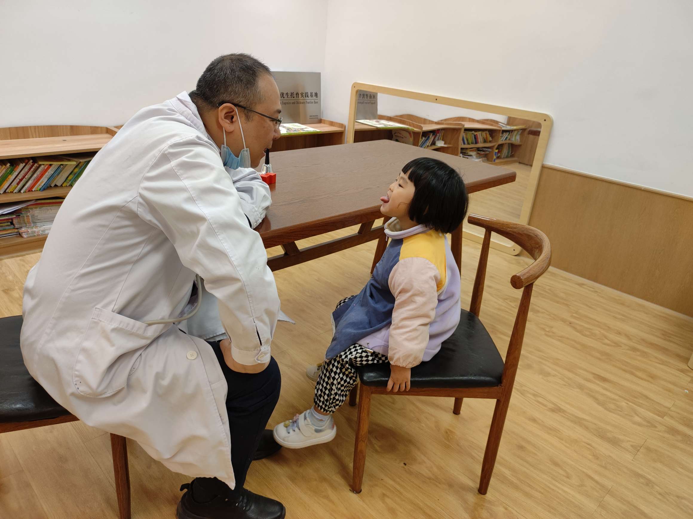 关注婴幼儿健康成长 河南省计划生育协会与河南省托育学会联合举办义诊活动