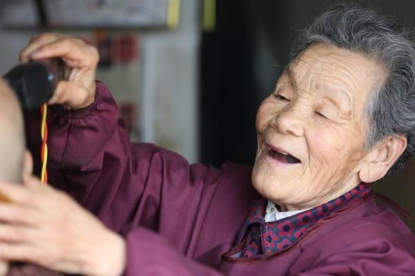 许昌88岁老人2元理发20年 网友：瘦弱老奶奶，却像巨人