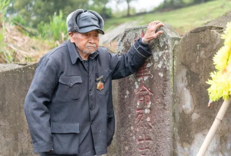 99岁老人为烈士义务守墓73年，守护的是什么？