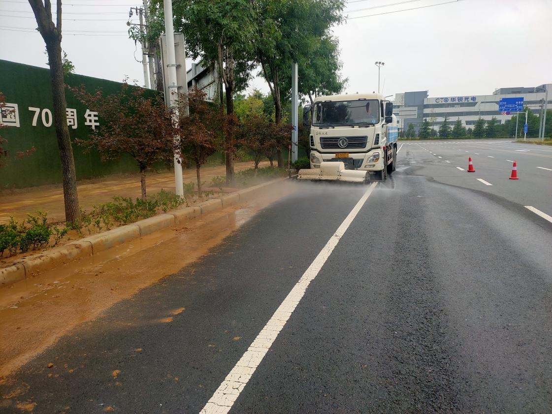 沐雨栉风清洁忙 刷新港区新“颜值”(图3)